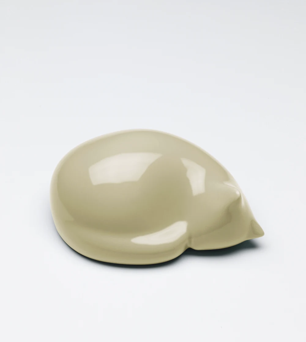 resting cat beige. figura de cerámica con forma de gato de Vitra