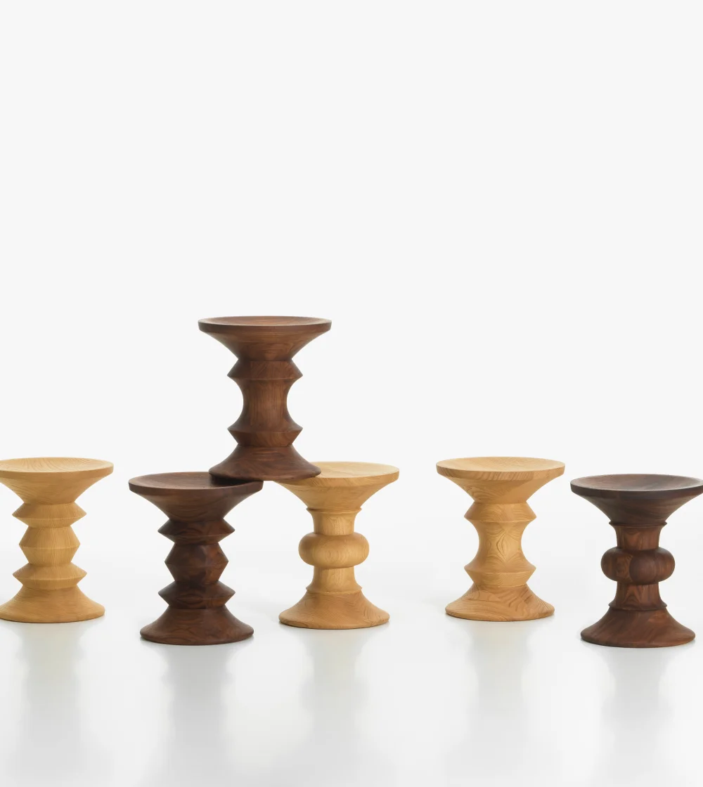 Mesa auxiliar de madera maciza de Vitra.
