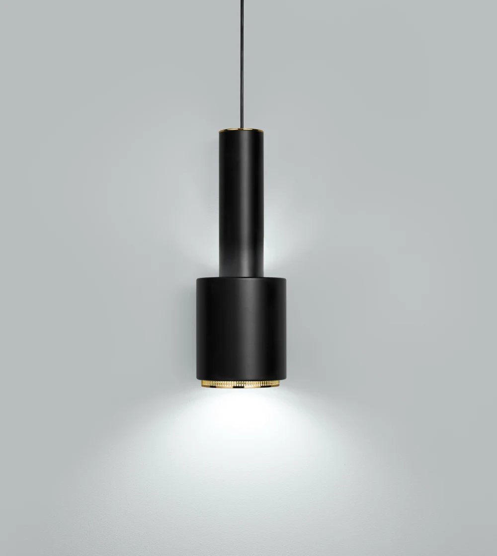 lámpara colgante negra Hand Grenade de Artek diseñada por Alvar Aalto con pantalla de acero y anillo de latón.