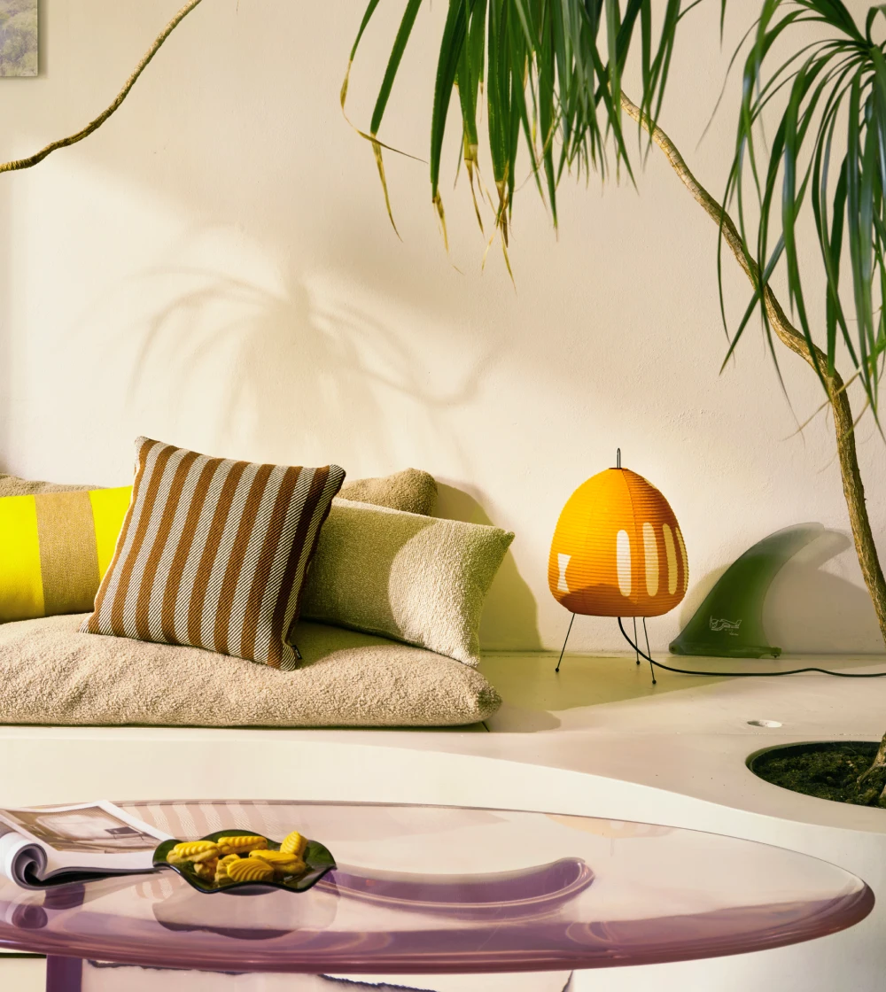 lámpara de mesa Akari 1AY de Vitra diseñada por Isamu Noguchi con luz cálida
