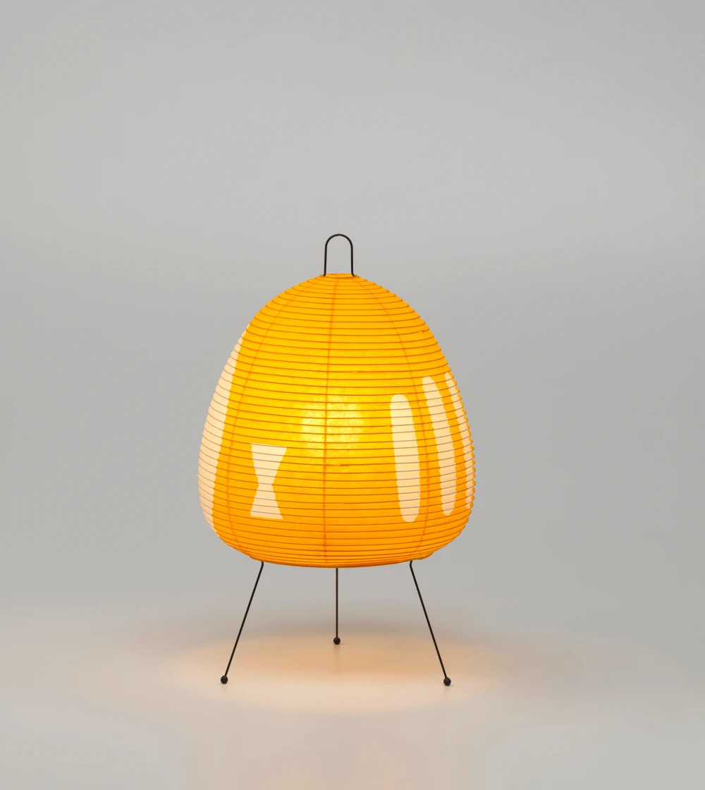 lámpara de mesa Akari 1AY de Vitra diseñada por Isamu Noguchi con luz cálida