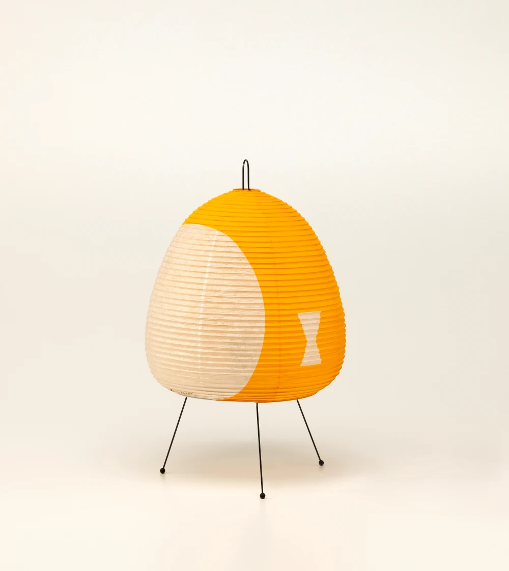 lámpara de mesa Akari 1AY de Vitra diseñada por Isamu Noguchi con luz cálida