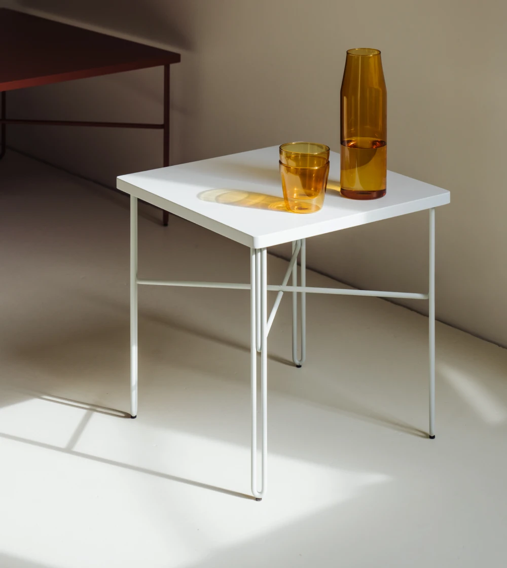 Mesa auxiliar gris de diseño nórdico