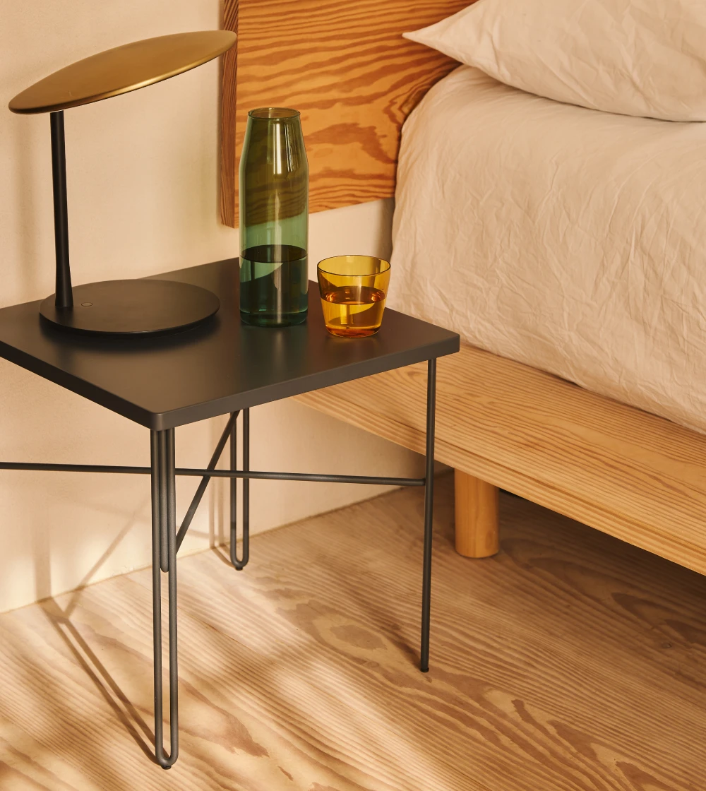 Mesa auxiliar gris oscuro de diseño nórdico
