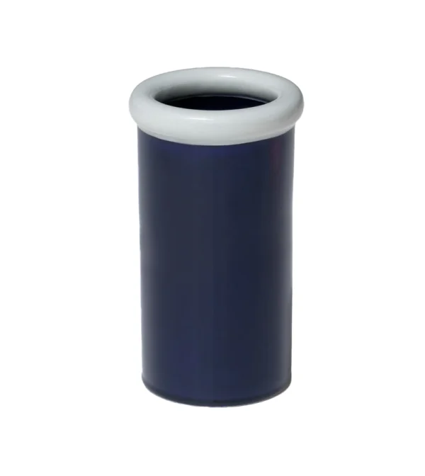 Jarrón de cerámica azul marino.