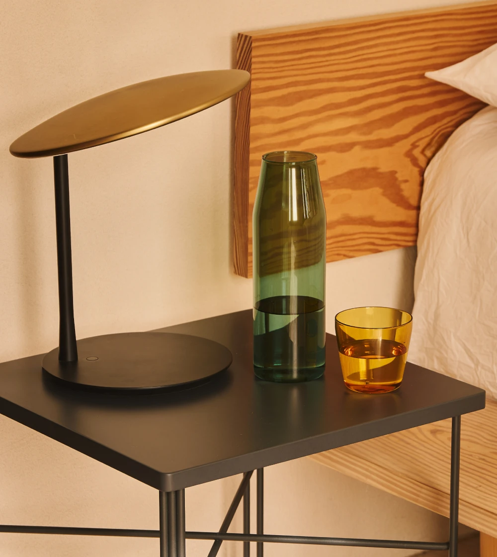 Lámpara de mesa o flexo dorado con luz cálida.