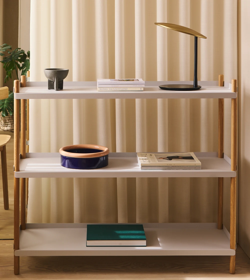 Lámpara de mesa o flexo dorado con luz cálida.