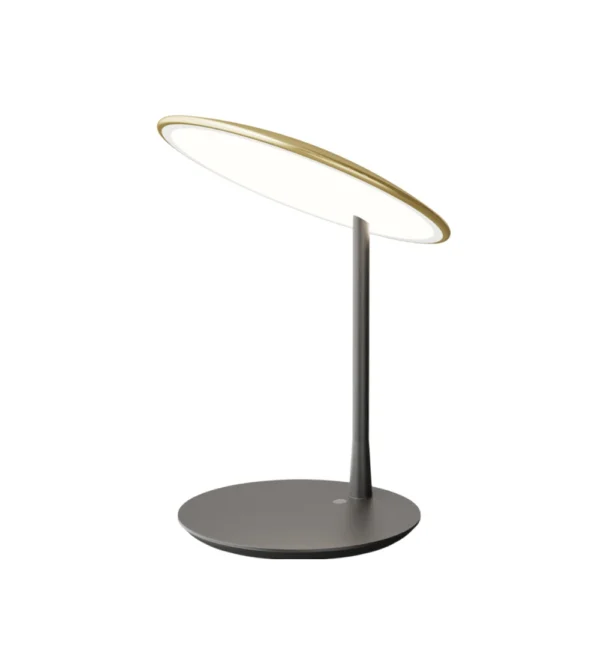 Lámpara de mesa o flexo dorado con luz cálida.
