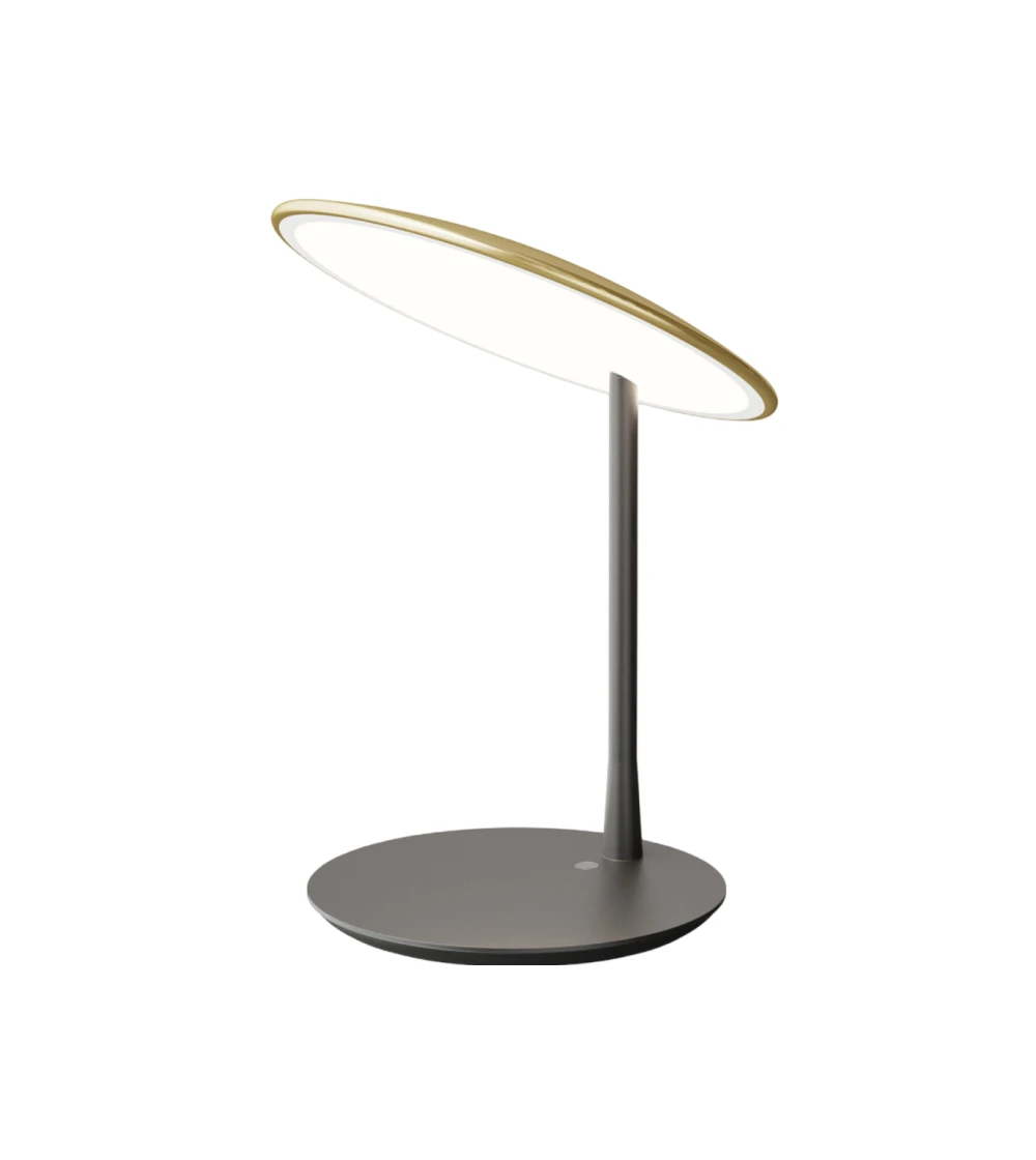 Lámpara de mesa o flexo dorado con luz cálida.
