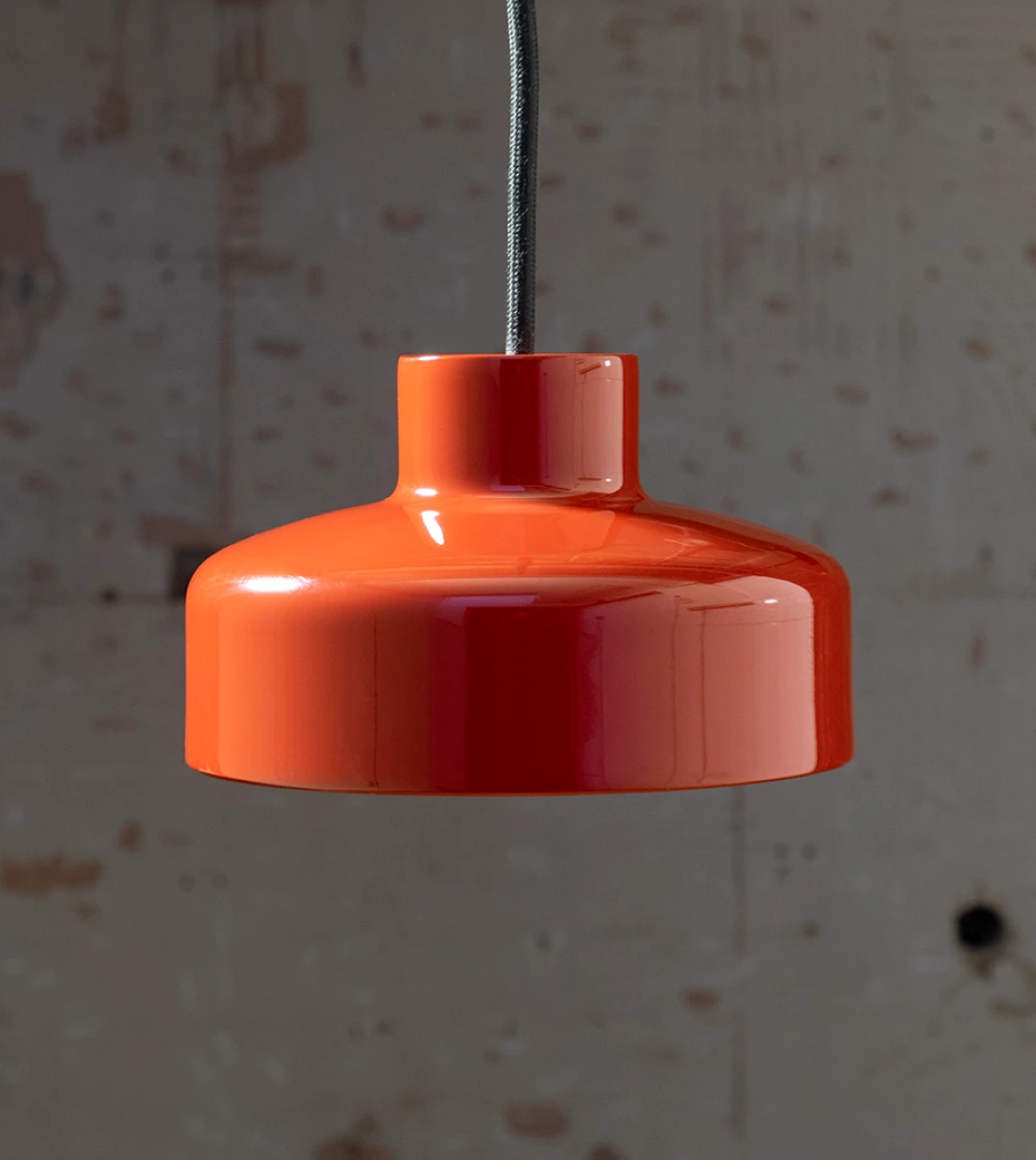 Lámpara de techo roja estilo nórdico.