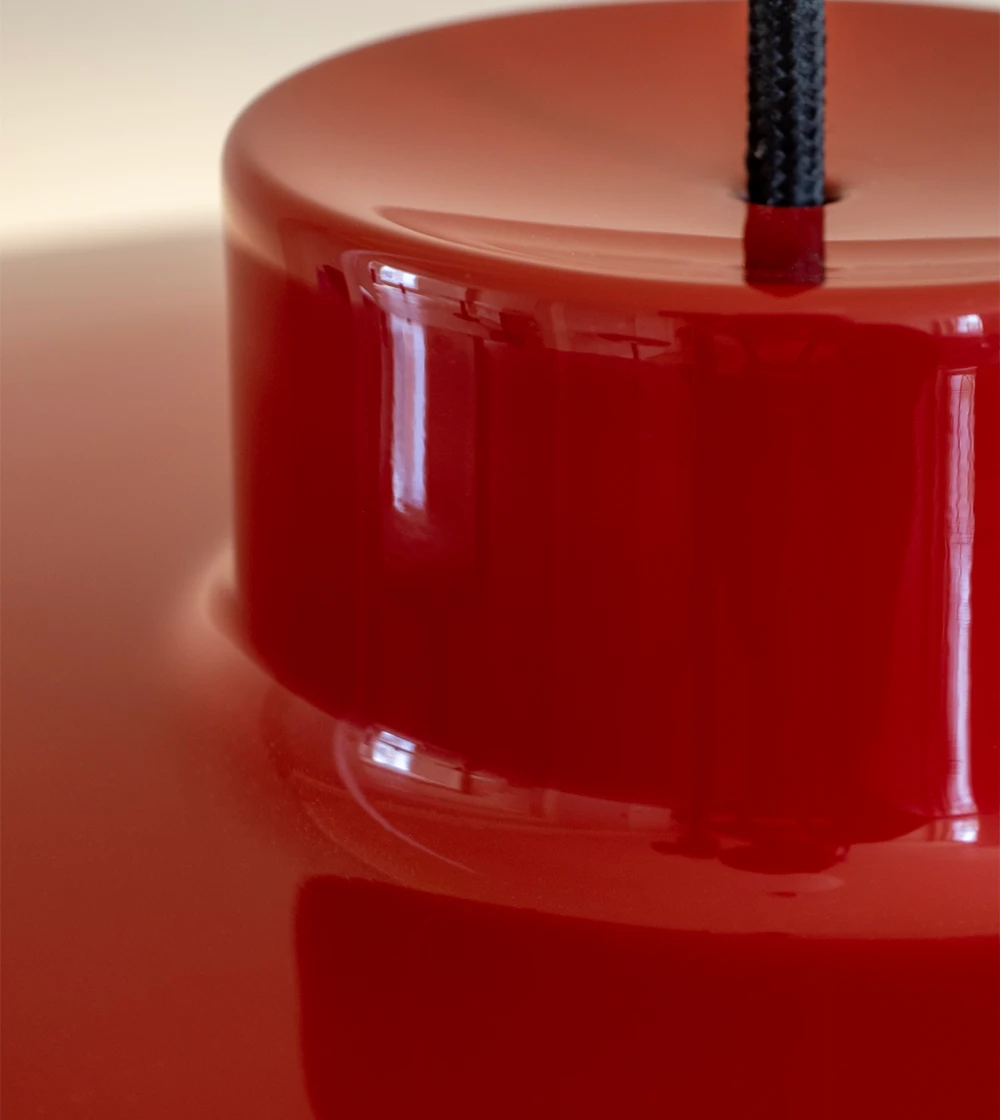 Lámpara de techo roja estilo nórdico.