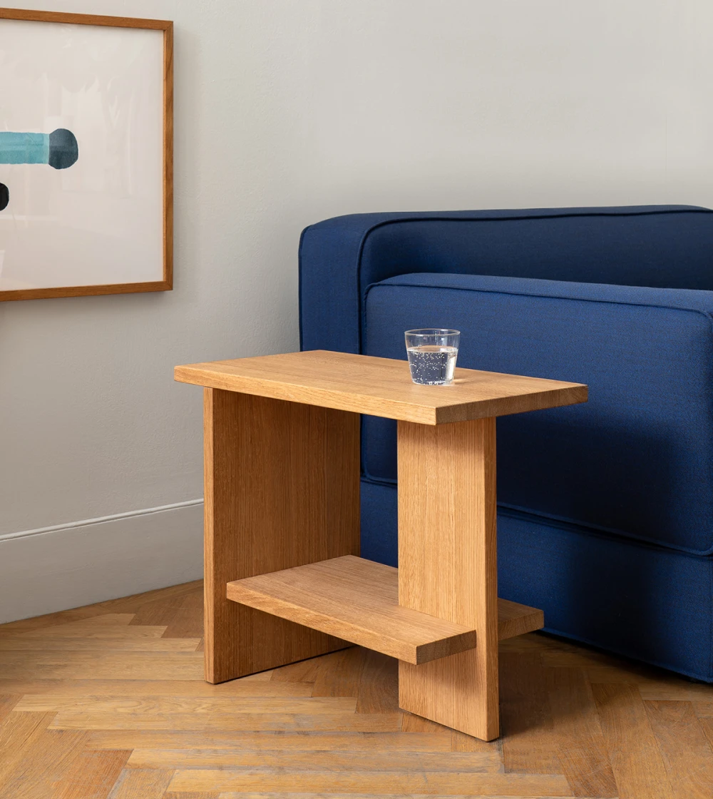 Mesa auxiliar de madera de roble.