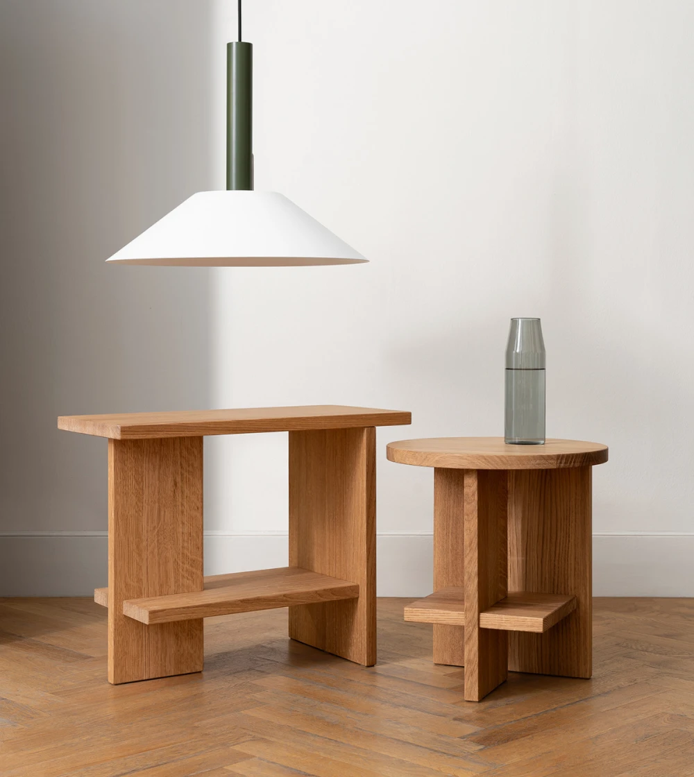 Mesa auxiliar de madera de roble.