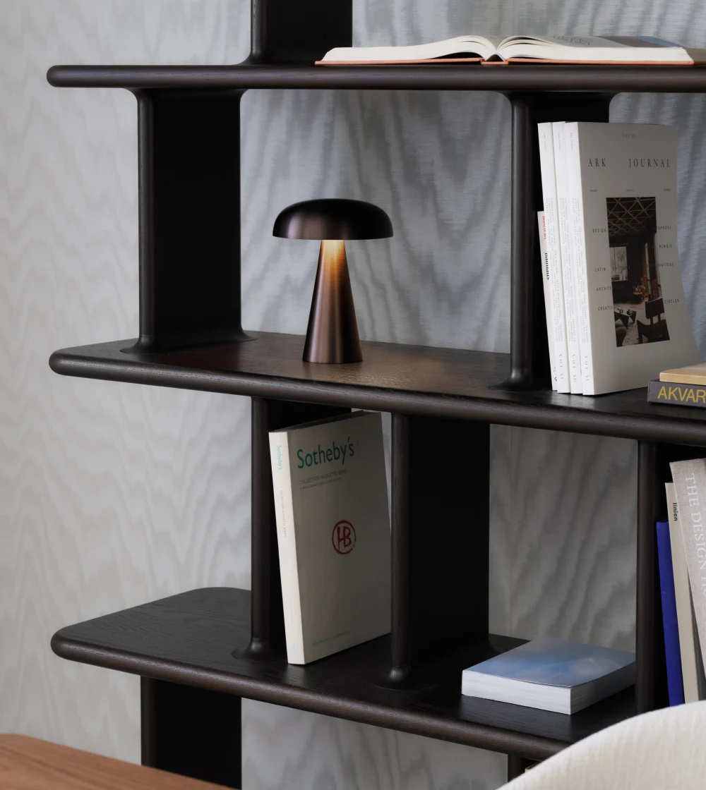estantería archivo en roble teñido oscuro diseñada por Jaime Hayon para &Tradition
