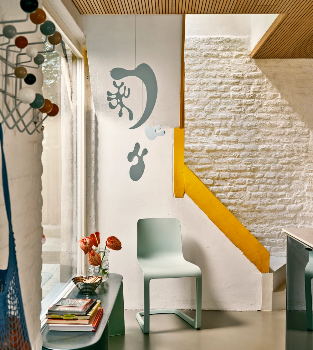 móvil de techo azul claro de vitra