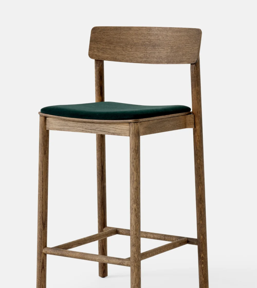 taburete de madera oscura tapizado