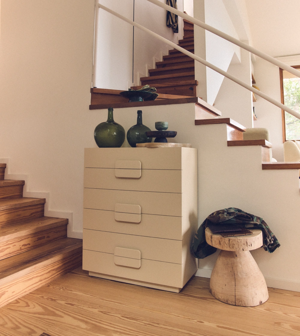 cómoda de madera color crema
