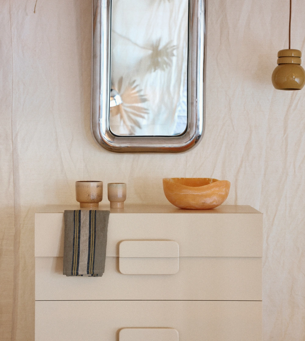 cómoda de madera color crema