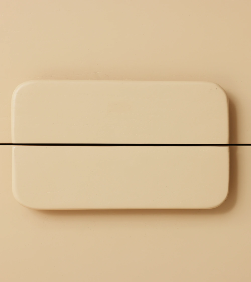 cómoda de madera color crema