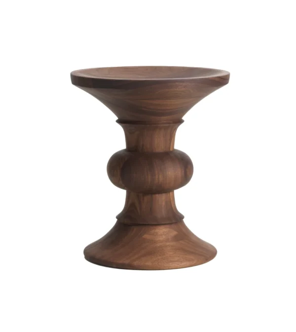 Mesa auxiliar de madera maciza de Vitra.