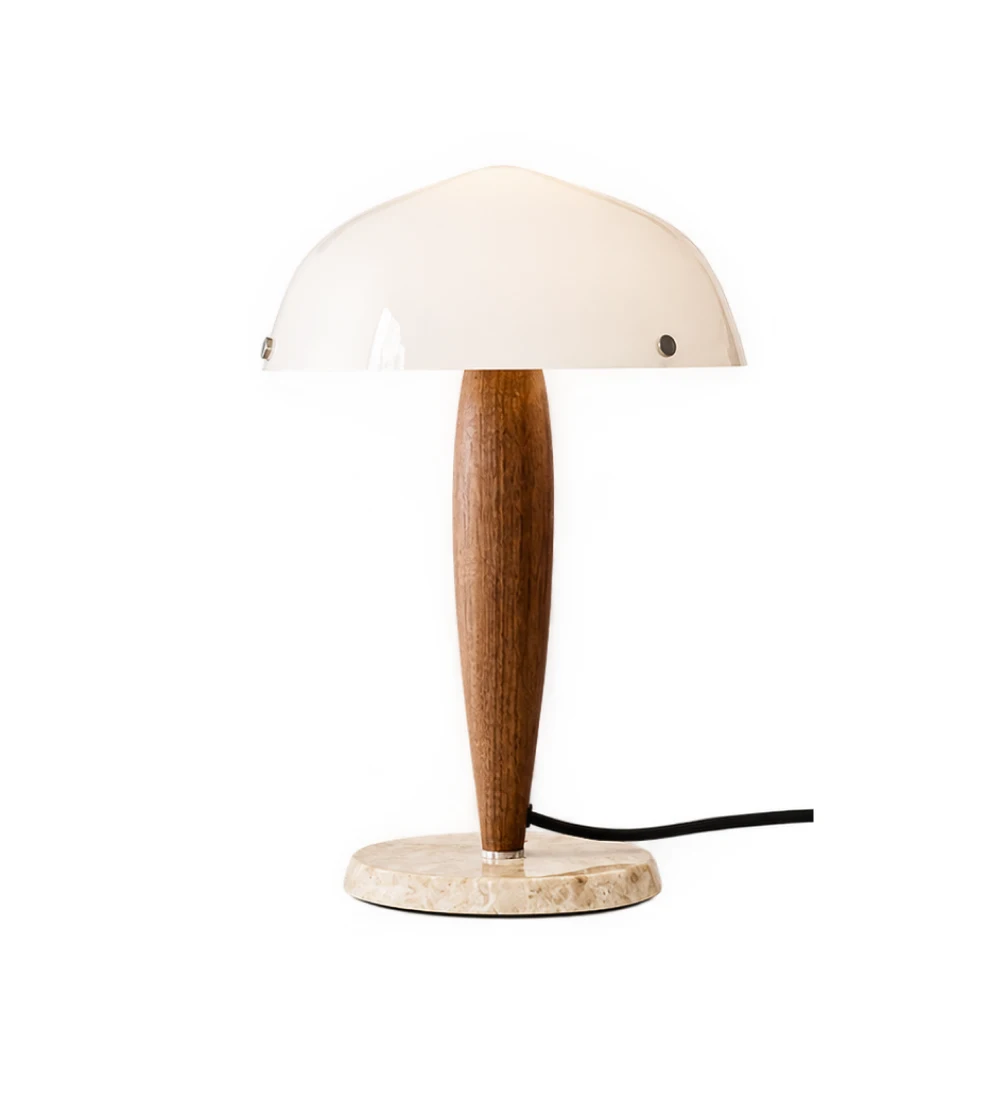 Lámpara de mesa Herman de &Tradition diseñada por Signe Hytte en mármol, roble y vidrio soplado.