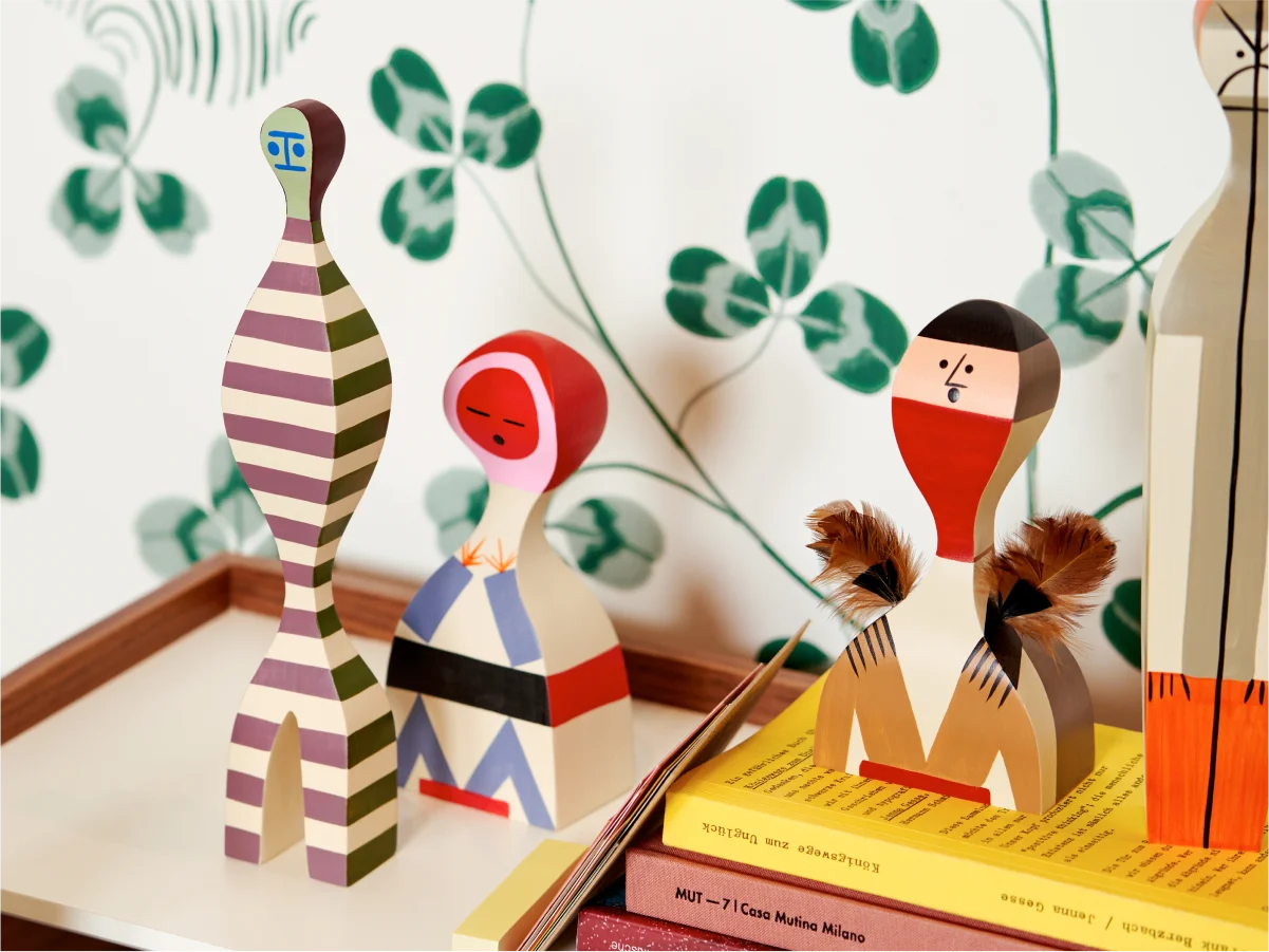 Genunine_wooden-dolls-alexander-girard-vitra-storie-5 Colección de figuras decorativas de madera de Vitra