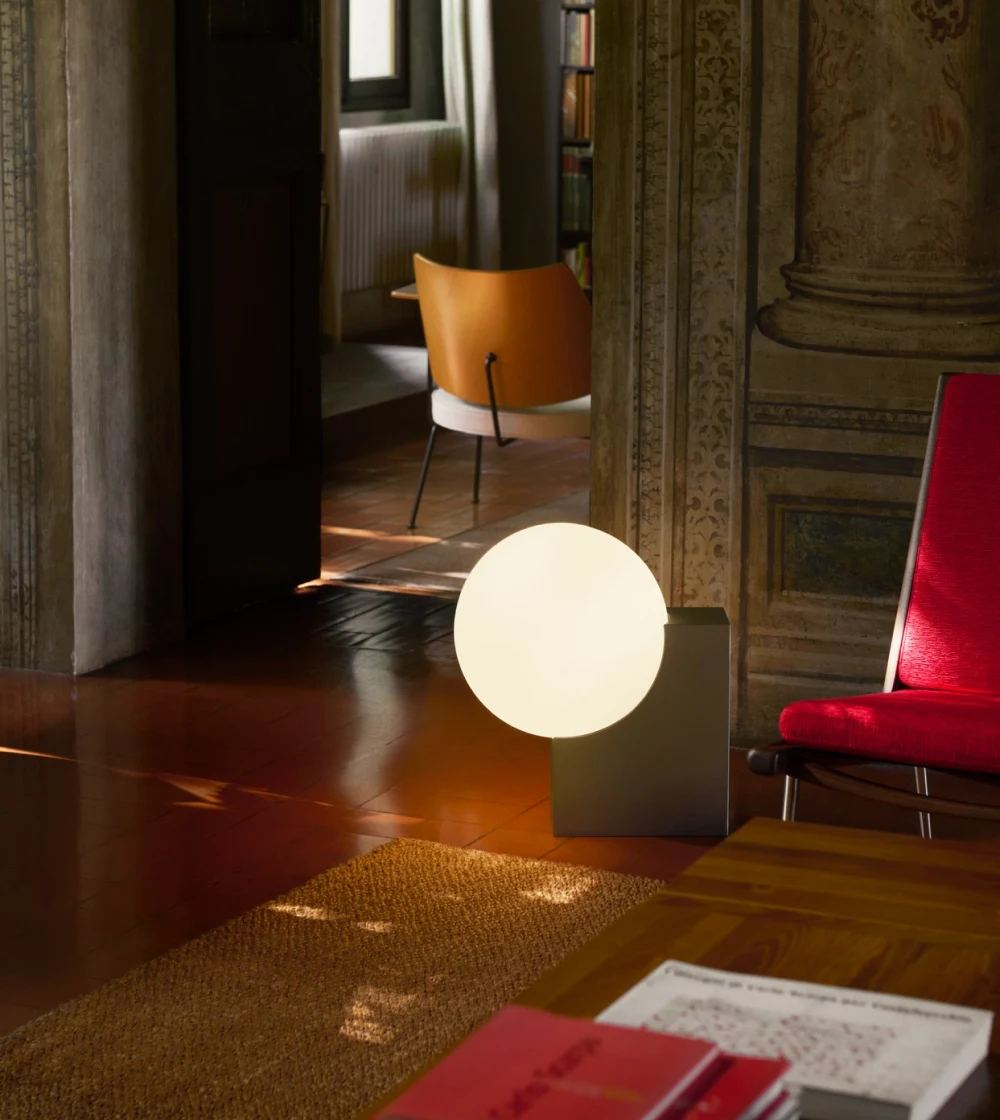 lámpara minimalista con esfera de vidrio de &Tradition