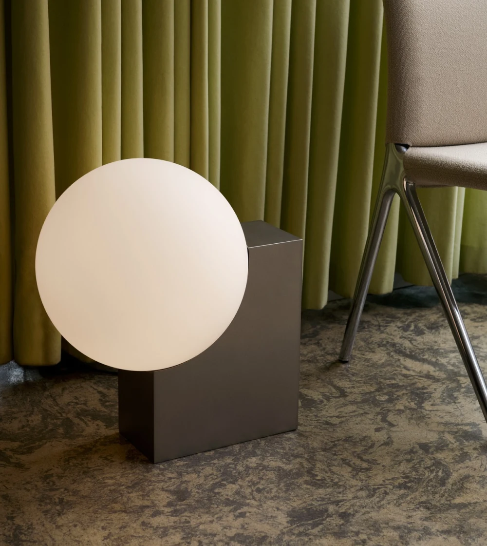 lámpara minimalista con esfera de vidrio de &Tradition