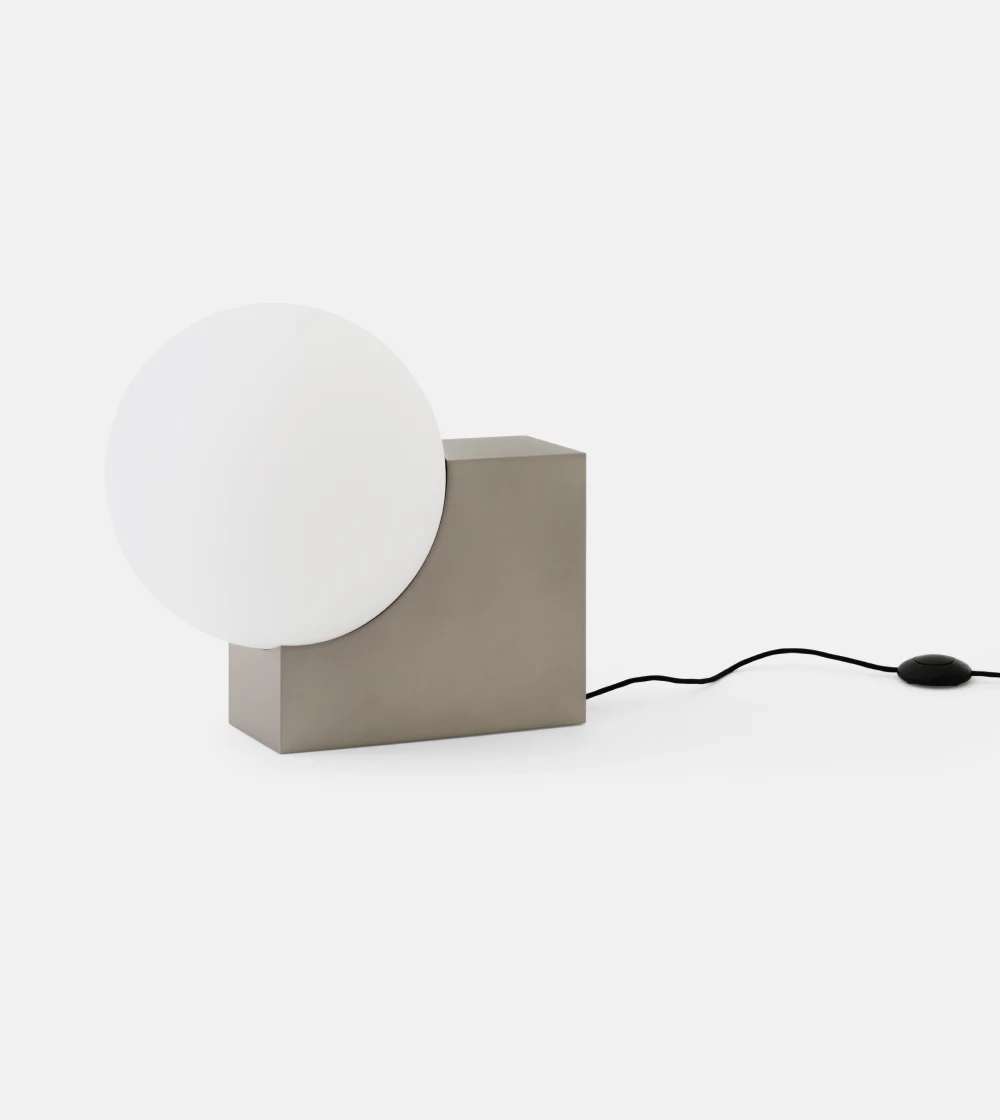 lámpara minimalista con esfera de vidrio de &Tradition