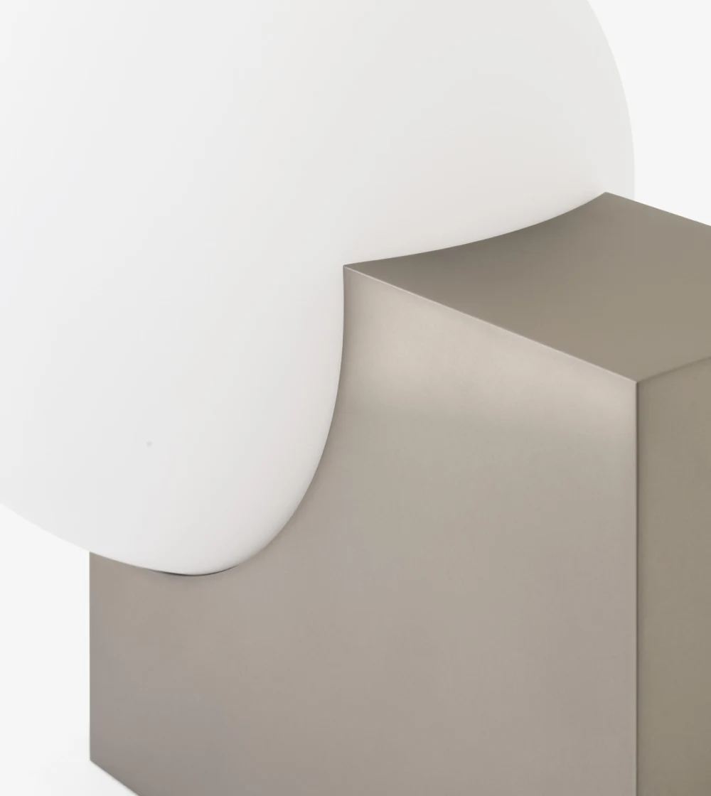 lámpara minimalista con esfera de vidrio de &Tradition