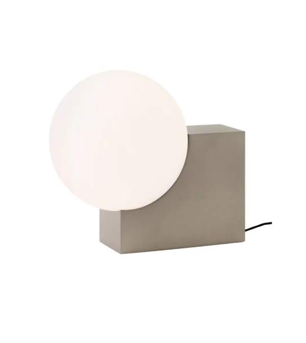 lámpara minimalista con esfera de vidrio de &Tradition