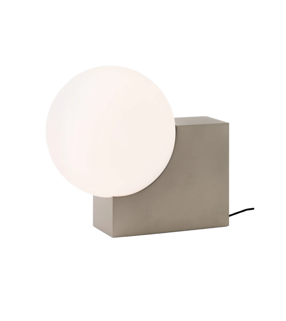 lámpara minimalista con esfera de vidrio de &Tradition