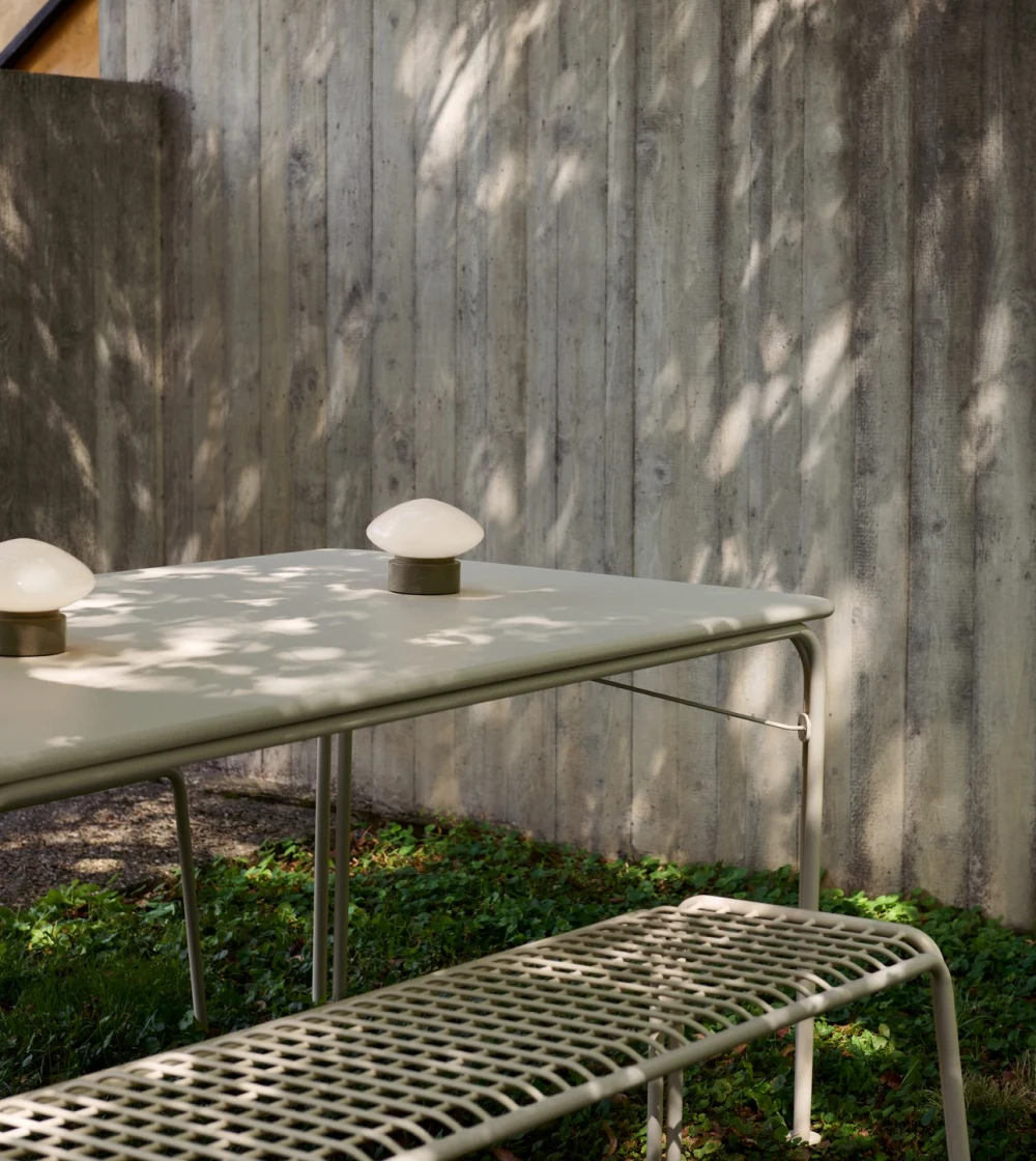 mesa de metal blanca para exteriores