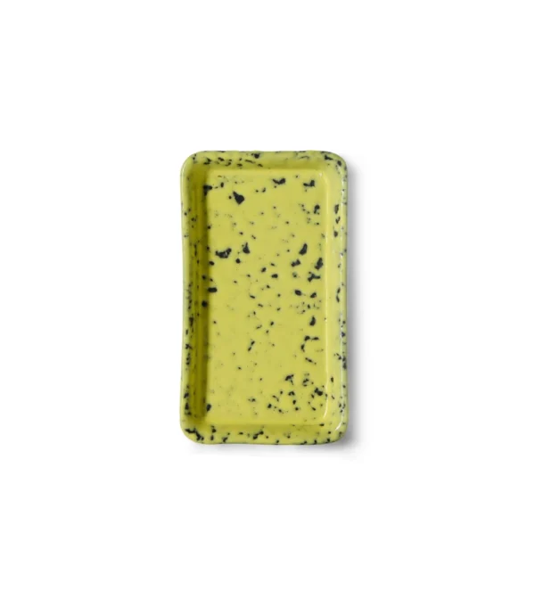 Plato pequeño Corn XS de HKLIVING con esmalte vibrante amarillo y superficie salpicada sobre mesa