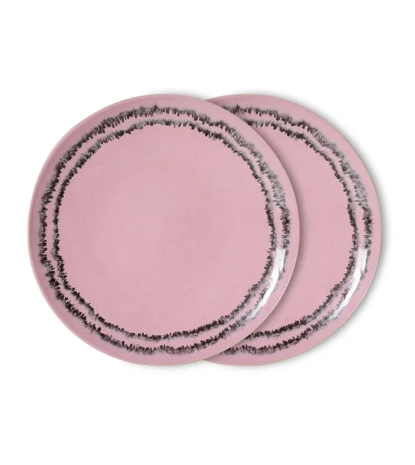 Plato Bubble de cerámica 70s de HKLIVING en rosa suave con borde oscuro orgánico sobre mesa