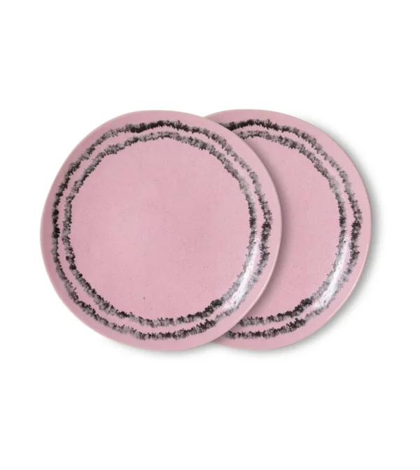 Plato pequeño Bubble de cerámica 70s de HKLIVING en rosa suave con borde oscuro orgánico sobre mesa