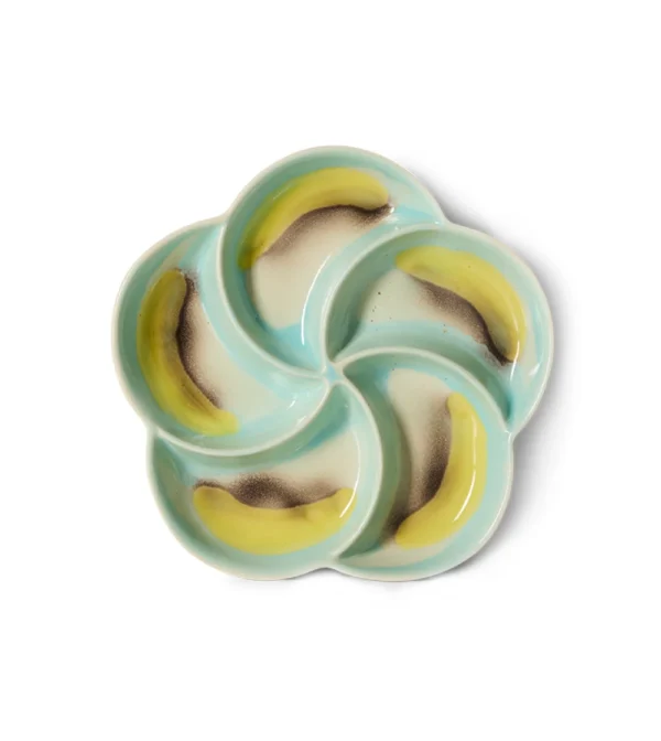 Bowl para snacks de diseño con acabado Glint sobre mesa de hkliving