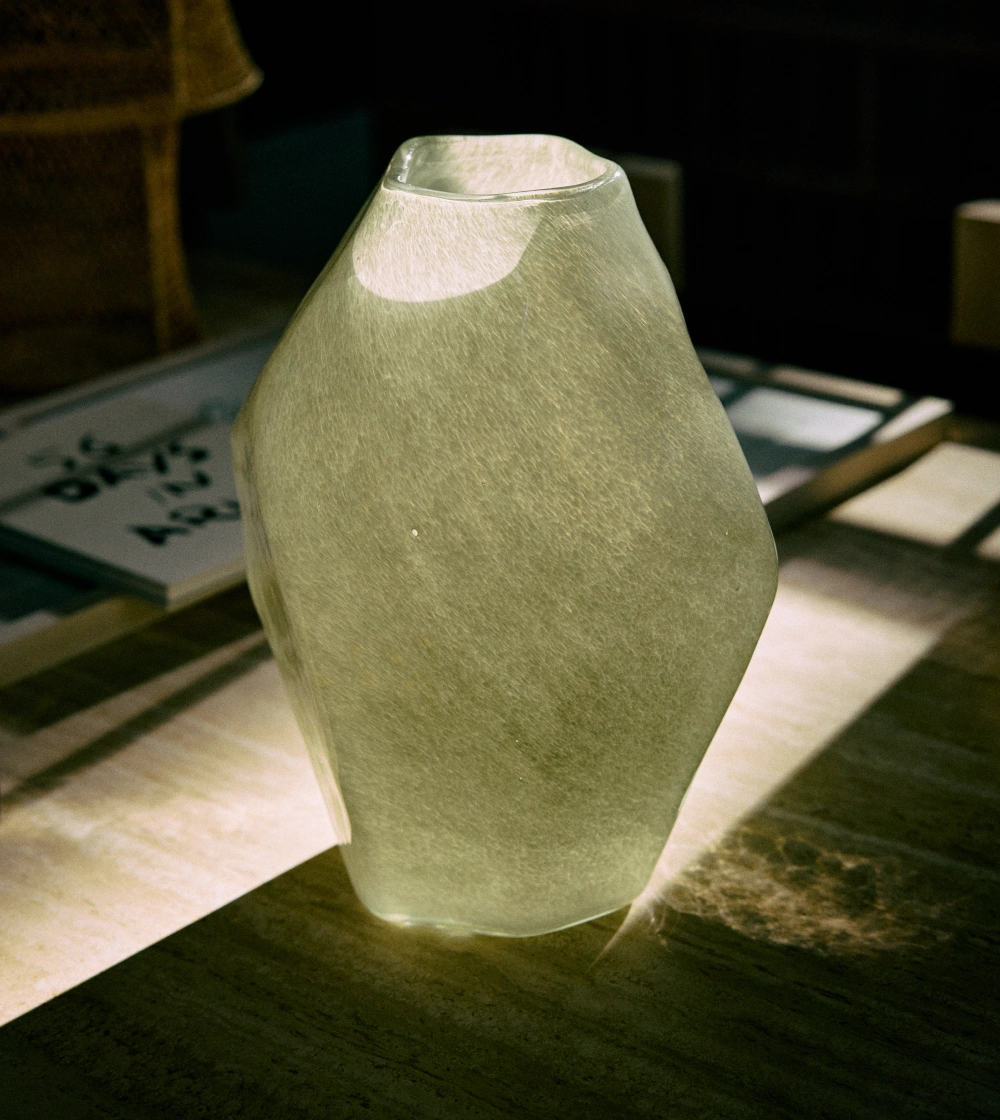 jarrón contemporáneo de cristal verde