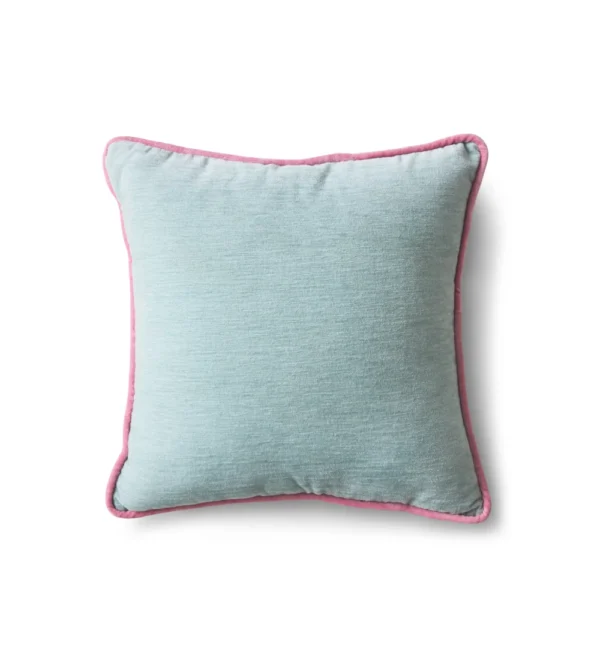 Cojín azul con rosa de HKLIVING sobre sofá, aportando estilo y textura decorativa