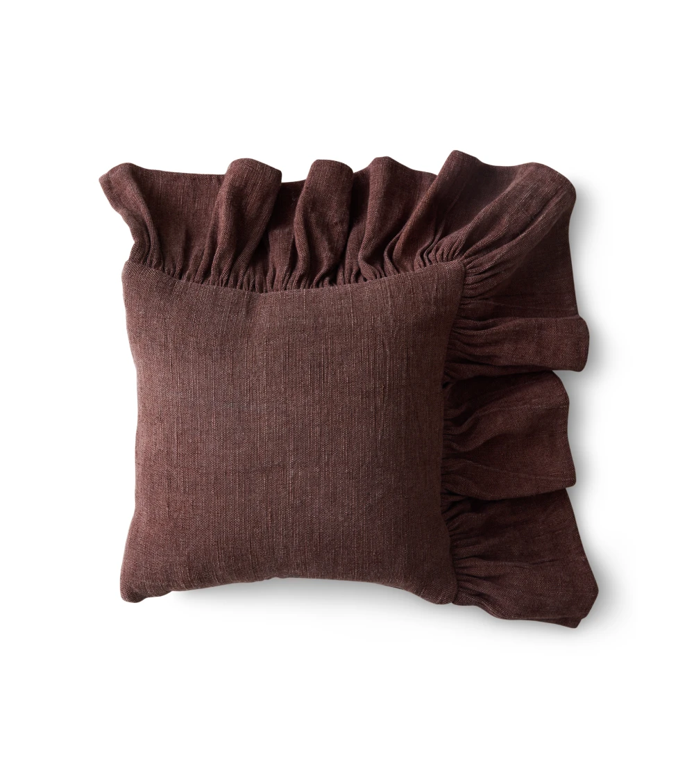 Cojín color marrón de algodón con borde fruncido de HKLIVING sobre sofá, aportando estilo, suavidad y encanto decorativo