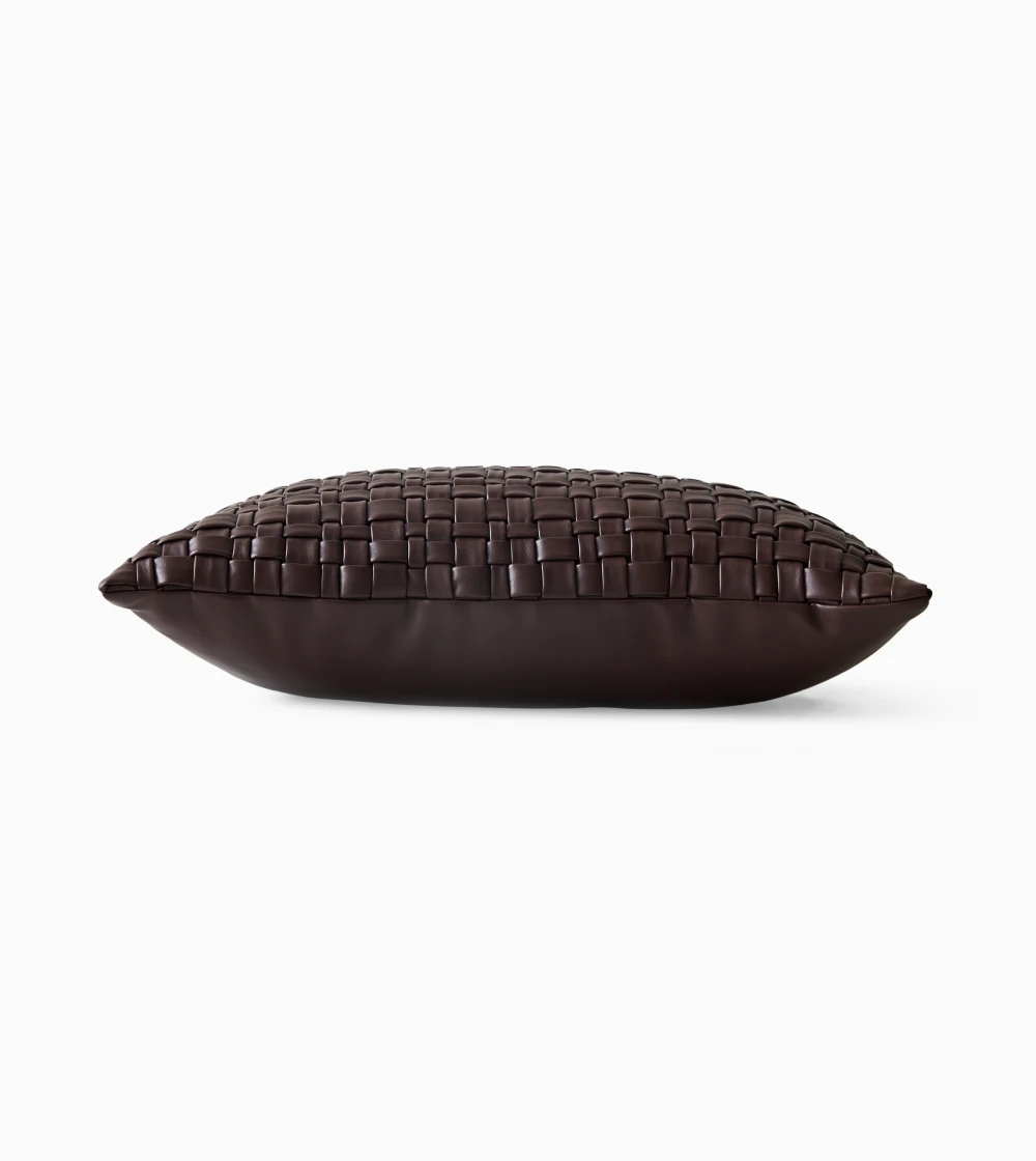 Cojín color marrón chocolate con superficie tejida de HKLIVING sobre sofá, aportando textura y estilo decorativo