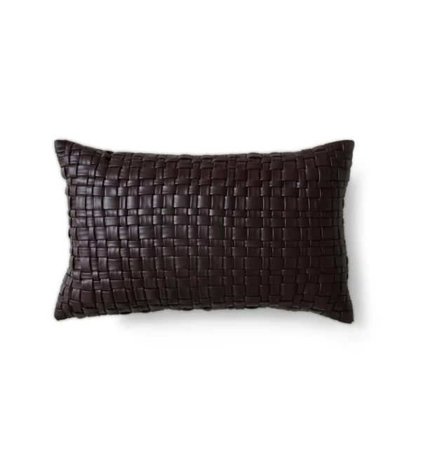 Cojín color marrón chocolate con superficie tejida de HKLIVING sobre sofá, aportando textura y estilo decorativo