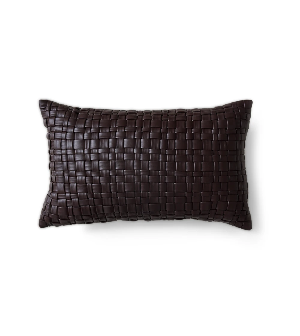 Cojín color marrón chocolate con superficie tejida de HKLIVING sobre sofá, aportando textura y estilo decorativo