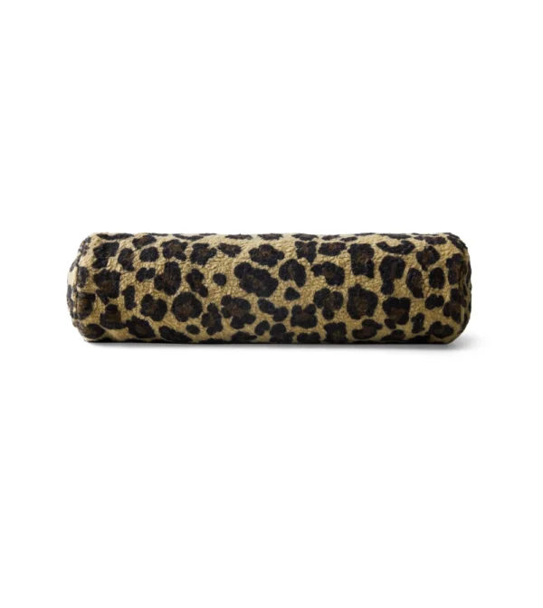 Cojín cilíndrico con estampado de leopardo de HKLIVING sobre sofá, aportando textura y estilo decorativo