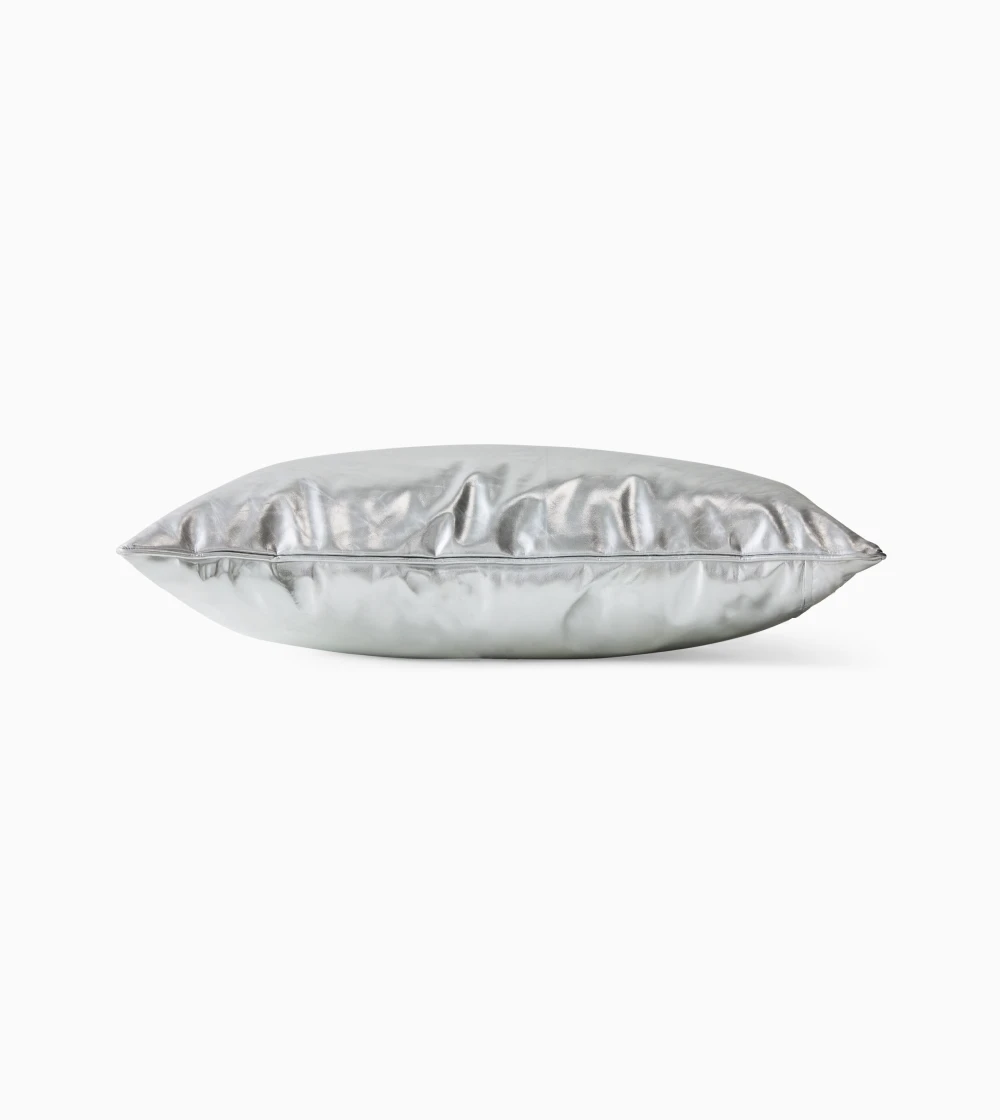 Cojín decorativo efecto metálico de HKLIVING con textura arrugada y acabado brillante sobre sofá
