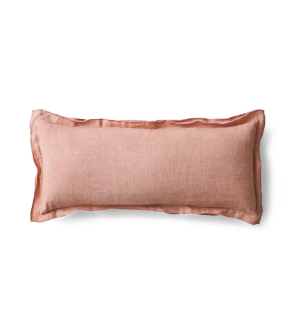 Cojín rectangular color rosa magnolia de HKLIVING sobre sofá, aportando textura y presencia discreta