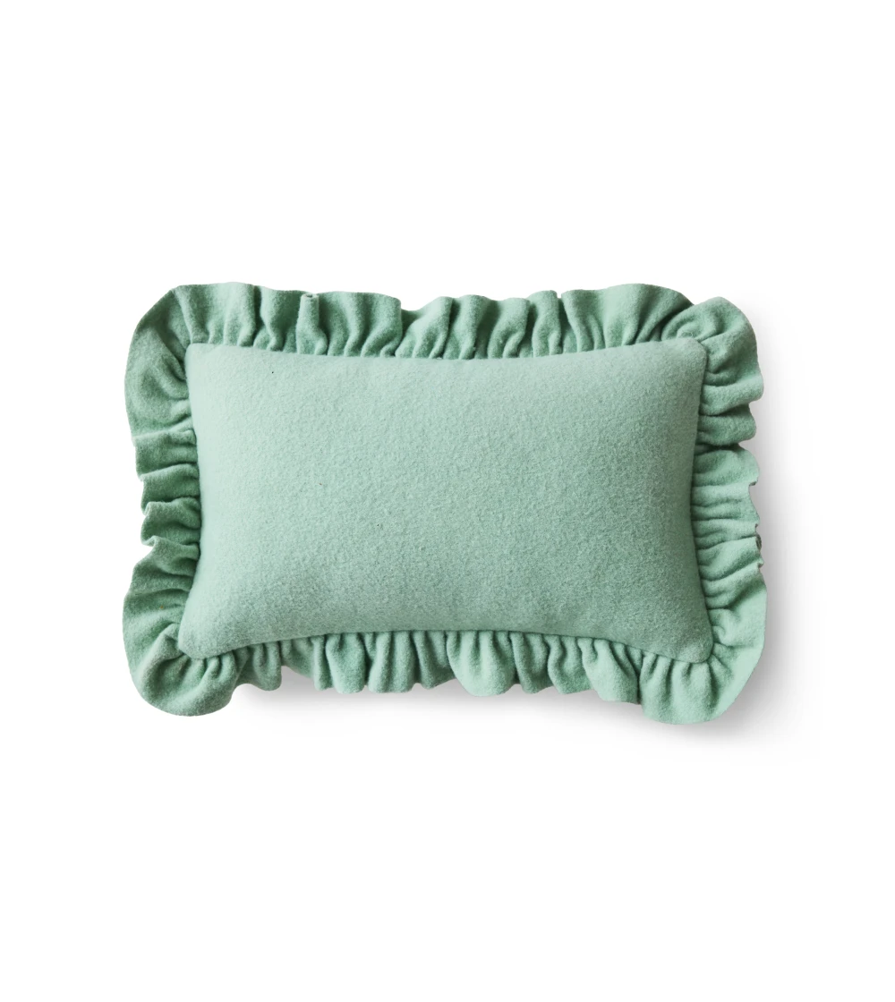Cojín acolchado con borde fruncido de HKLIVING sobre sofá, aportando confort, textura y estilo decorativo