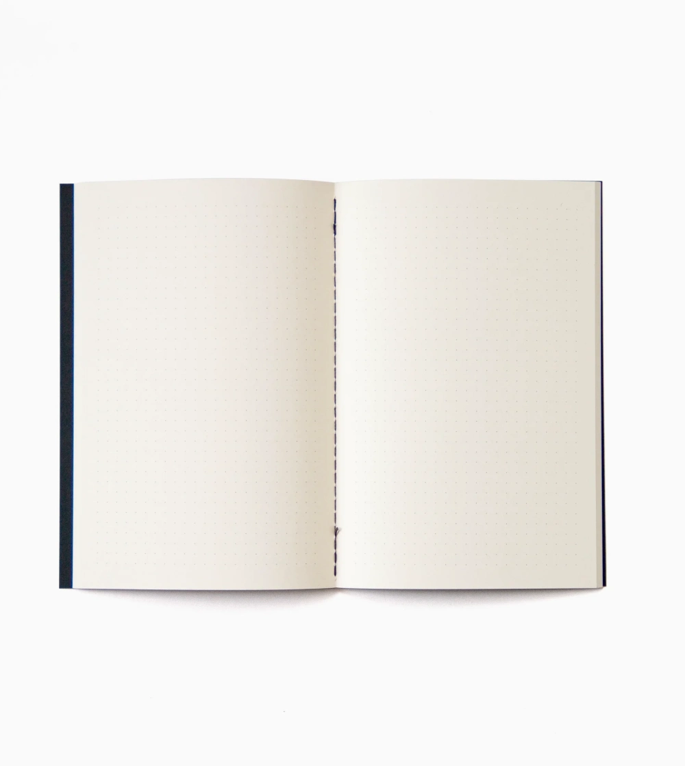 cuaderno negro a5 papel punteado