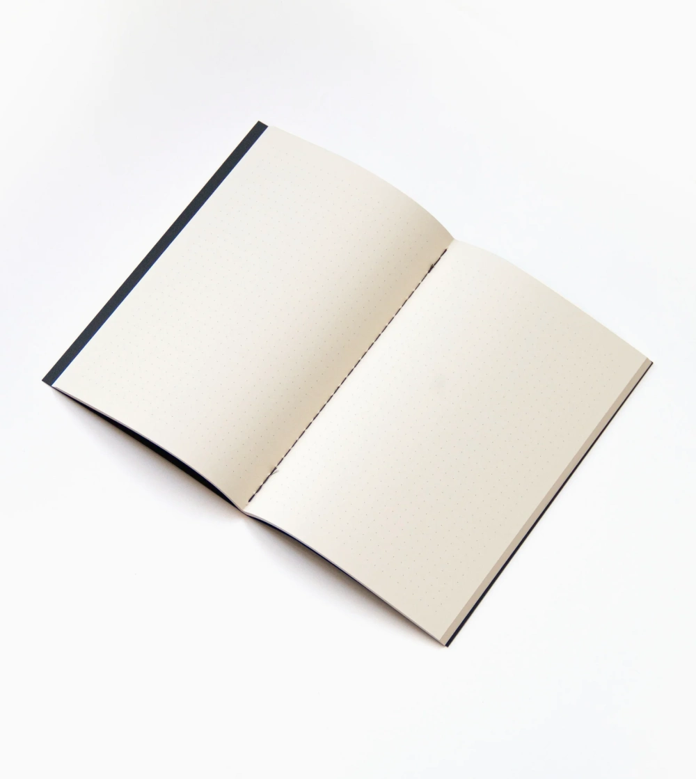 cuaderno negro a5 papel punteado