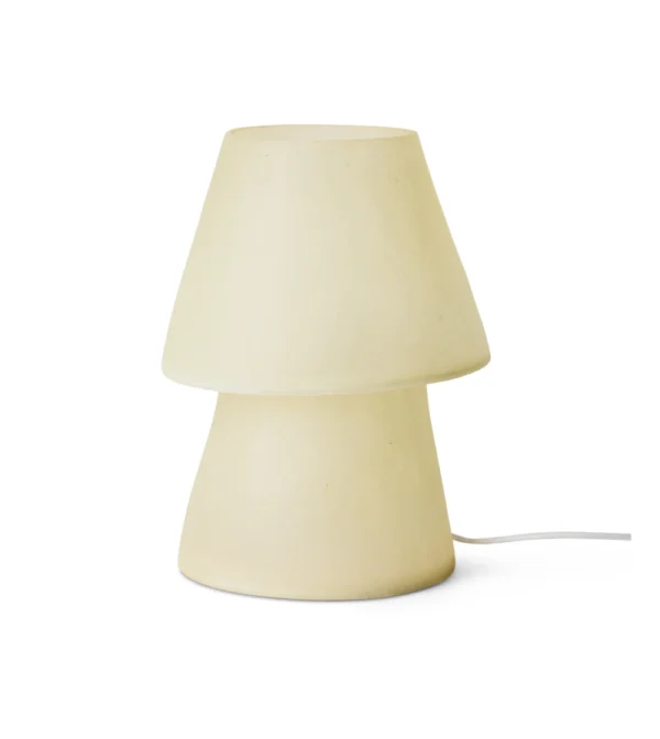 Lámpara de mesa mediana en fibra de vidrio color crema diseñada por HKLIVING con luz ambiental cálida